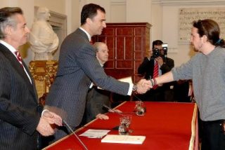 Pablo Iglesias saludando al pr&iacute;ncipe Felipe VI delante de Miguel Blesa.