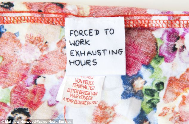 Grito de socorro: Encuentran mensajes ocultos sobre la explotaci&oacute;n laboral en dos vestidos