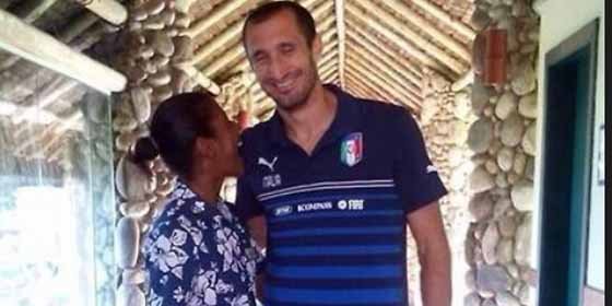 Una trabajadora del hotel de Italia tambi&eacute;n muerde a Chiellini
