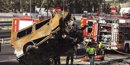 Mueren 8 personas calcinadas al chocar su furgoneta contra un cami&oacute;n cerca de Alicante