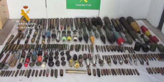 El arsenal incautado a un 'coleccionista': 148 armas de fuego, 55 granadas y hasta un cohete de artiller&iacute;a