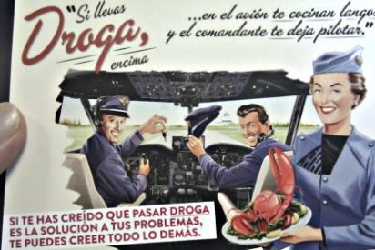 La azafata aconseja a los pasajeros de un avi&oacute;n que tiren sus drogas y se forma una gran cola ante el retrete