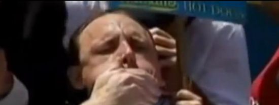 Muere atragantado durante un concurso de zamparse hot dogs a todo meter