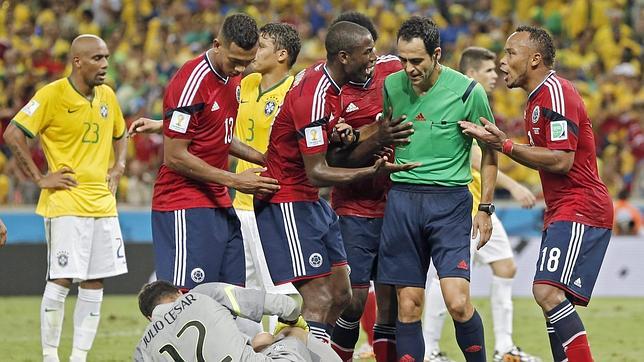 Maradona sobre el &aacute;rbitro espa&ntilde;ol Velasco Carballo: "Lo m&aacute;s desastroso que vi en los &uacute;ltimos diez a&ntilde;os y encima la FIFA la caga felicit&aacute;ndole"