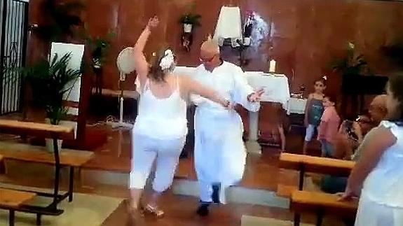 El cura que baila flamenco en su iglesia