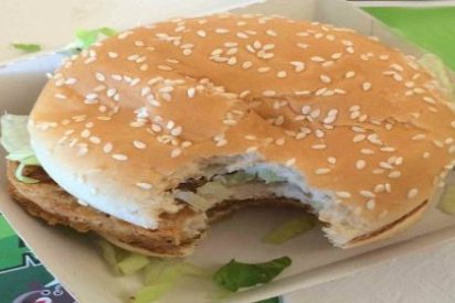 En McDonald's 'pegan bocados' al menor descuido: sirven a un joven una hamburguesa mordida