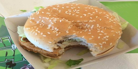 En McDonald's 'pegan bocados' al menor descuido: sirven a un joven una hamburguesa mordida