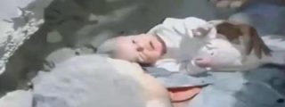 El v&iacute;deo del rescate de un beb&eacute; entre las ruinas de la guerra en Siria que es todo un 'llanto' a la vida