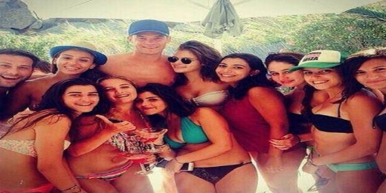 Neuer se rodea de mujeres en vacaciones