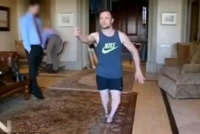 El vídeo en el que Pistorius simula disparar a su novia caminando sobre los muñones