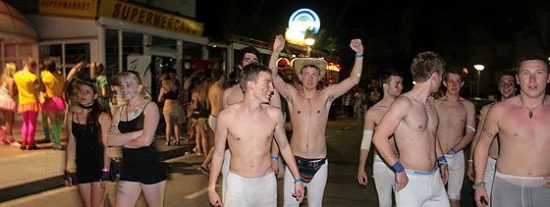 Los catalanes se apuntan al 'mamading' con regalo 'eXtra' tras el trago: un flamante consolador y viaje a Ibiza