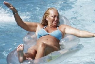 Bel&eacute;n Esteban y su hija Andreita con bikini y viento en popa en Benidorm