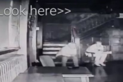 El terror&iacute;fico v&iacute;deo de los tres fantasmas que aparecen en la escalera de una casa embrujada