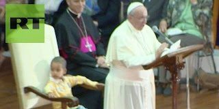 ¿El papa del futuro? El niño que le 'robó' el asiento a Francisco en plena misa