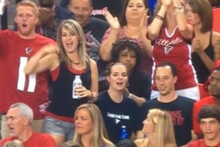 &iexcl;Le toca los genitales a su acompa&ntilde;ante para celebrar un tanto!