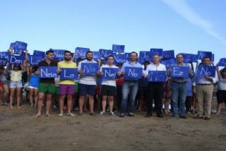 Bauz&aacute; se une en Ibiza a una 'perfomance' de NNGG para rechazar las prospecciones