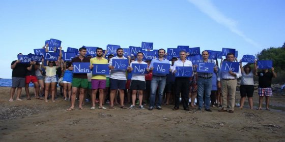 Bauz&aacute; se une en Ibiza a una 'perfomance' de NNGG para rechazar las prospecciones