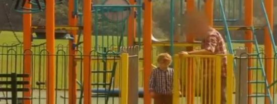 [Vídeo] La pasmosa facilidad con la que un niño se va con un extraño pone los pelos de punta