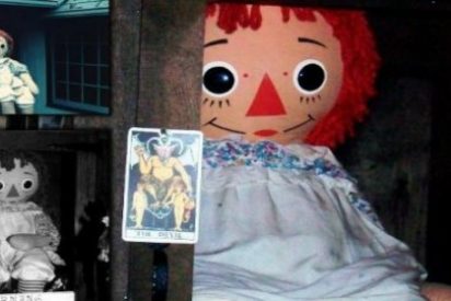 La mu&ntilde;eca Annabelle est&aacute; pose&iacute;da por un demonio y permanece sellada en una vitrina: le echan agua bendita