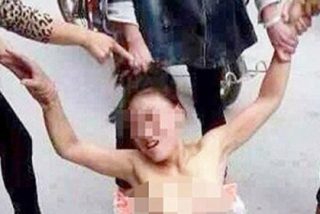 La cornuda y sus amigas pillan en la calle a la amante, la desnudan y le dan tremenda paliza