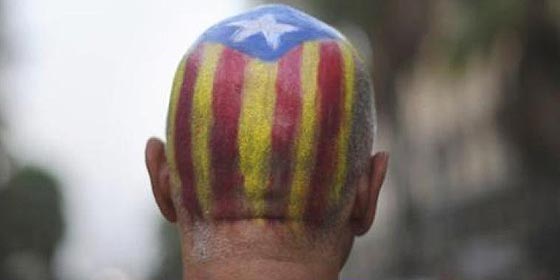 Un ex sargento de la Legión Española da de tortas a unos separatistas que querían quitarle la camisa