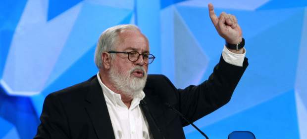 A Cañete casi se le va todo al garete: rectifica ante Bruselas tras 'olvidar' complementos del PP por 30.000 €
