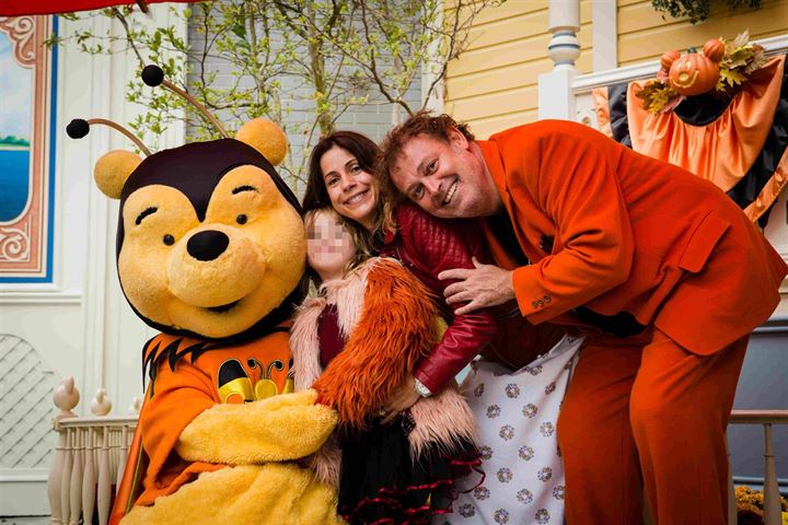 Pablo Carbonell disfruta con su mujer y su hija Mafalda de Disneyland Paris