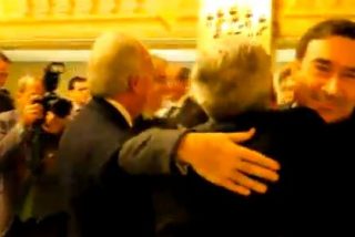 El abrazo envenenado de Pedrojota a Casimiro en el 25 aniversario de El Mundo