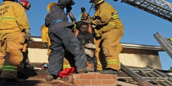 [V&iacute;deo] &iexcl;Fogosa cita online! El rescate con jab&oacute;n de la loca amante que se queda atascada en la chimenea
