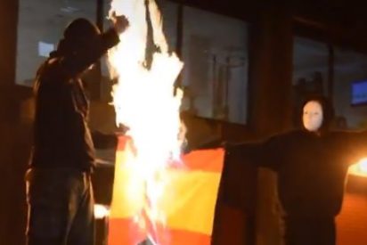 [V&iacute;deo] Los herederos del testamento de Batasuna queman una bandera de Espa&ntilde;a y 'ahorcan' a la Guardia Civil