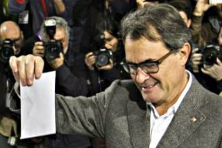 Votan en el suced&aacute;neo de refer&eacute;ndum independentista dos de los 6,3 millones de catalanes convocados en lo que Artur Mas califica de &ldquo;&eacute;xito total&rdquo;