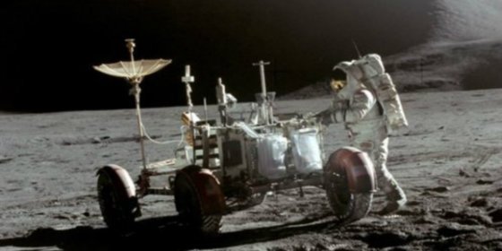 &iquest;Qu&eacute; hacen en la Luna varias bolsas de orina y retratos de familiares?
