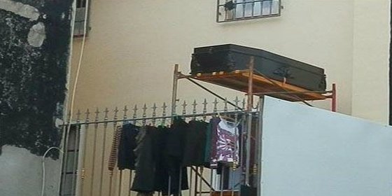Un vecino de Alicante cuelga ataúdes en su terraza para que no le molesten