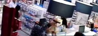 El v&iacute;deo del pistolero que trata de atracar una farmacia sevillana y recibe un 'quiebro' de vuelta al ruedo y ol&eacute;