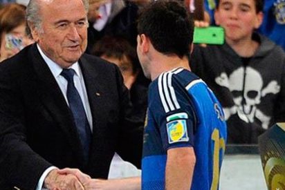 &iexcl;Joseph Blatter la vuelve a l&iacute;ar en una cena!