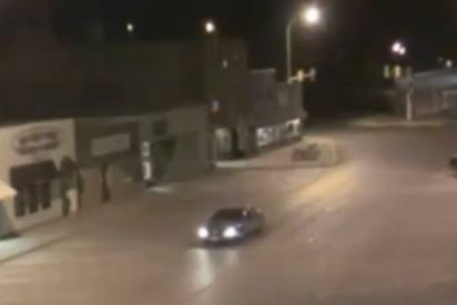 Un coche es abducido por extraterrestres y queda registrado en una c&aacute;mara