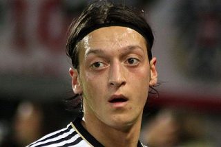 &Ouml;zil llega a un acuerdo con su padre y no seguir&aacute;n sus denuncias