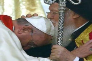 Francisco a Bartolomé: "Le pido un favor, bendígame a mí y a la Iglesia de Roma"