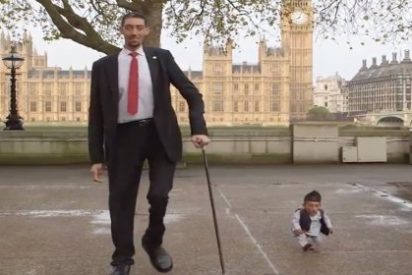 El hombre más alto del mundo y el más enano se dan un insólito garbeo