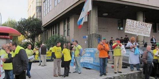 Decenas de preferentistas protestan ante los juzgados de Vigo