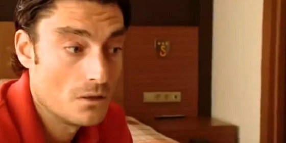 Despide a Riera tras su escapada al casino