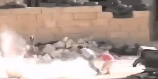El v&iacute;deo del heroico ni&ntilde;o sirio que finge su muerte para salvar a su hermana