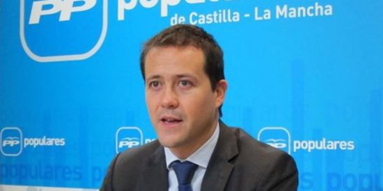 Carlos Vel&aacute;zquez ensalza la figura de Mar&iacute;a Dolores de Cospedal como defensora de la clase media