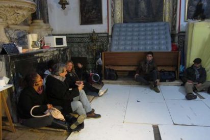 El "Campamento Dignidad" de Badajoz se traslada de la catedral a la parroquia de San Juan Bautista