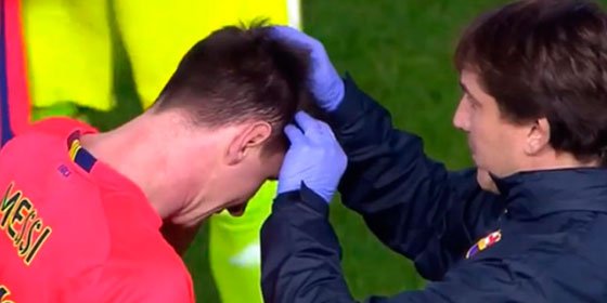 Leo Messi, agredido en Mestalla tras recibir un fuerte botellazo en la cabeza