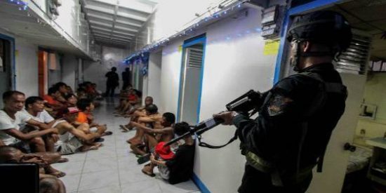 Striptease, jacuzzi y metanfetamina: as&iacute; es la vida de los narcos en una c&aacute;rcel de Filipinas
