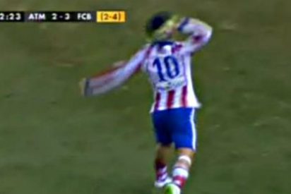 Arda Turan perdió la bota en un forcejeo... y se la tiró al linier