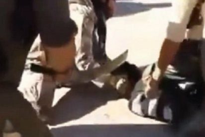El v&iacute;deo del 'desobediente' decapitado por el EI en plena calle y que pide socorro