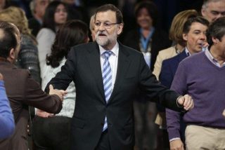 Rajoy golpea a los "gur&uacute;s" de plat&oacute; tras el tuit del humorista Ek&aacute;izer