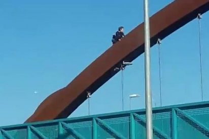 La grabaci&oacute;n del ni&ntilde;o que se juega la vida cruzando un arco en L&eacute;rida: "&iexcl;Mono de mierda, ojal&aacute; se caiga"!